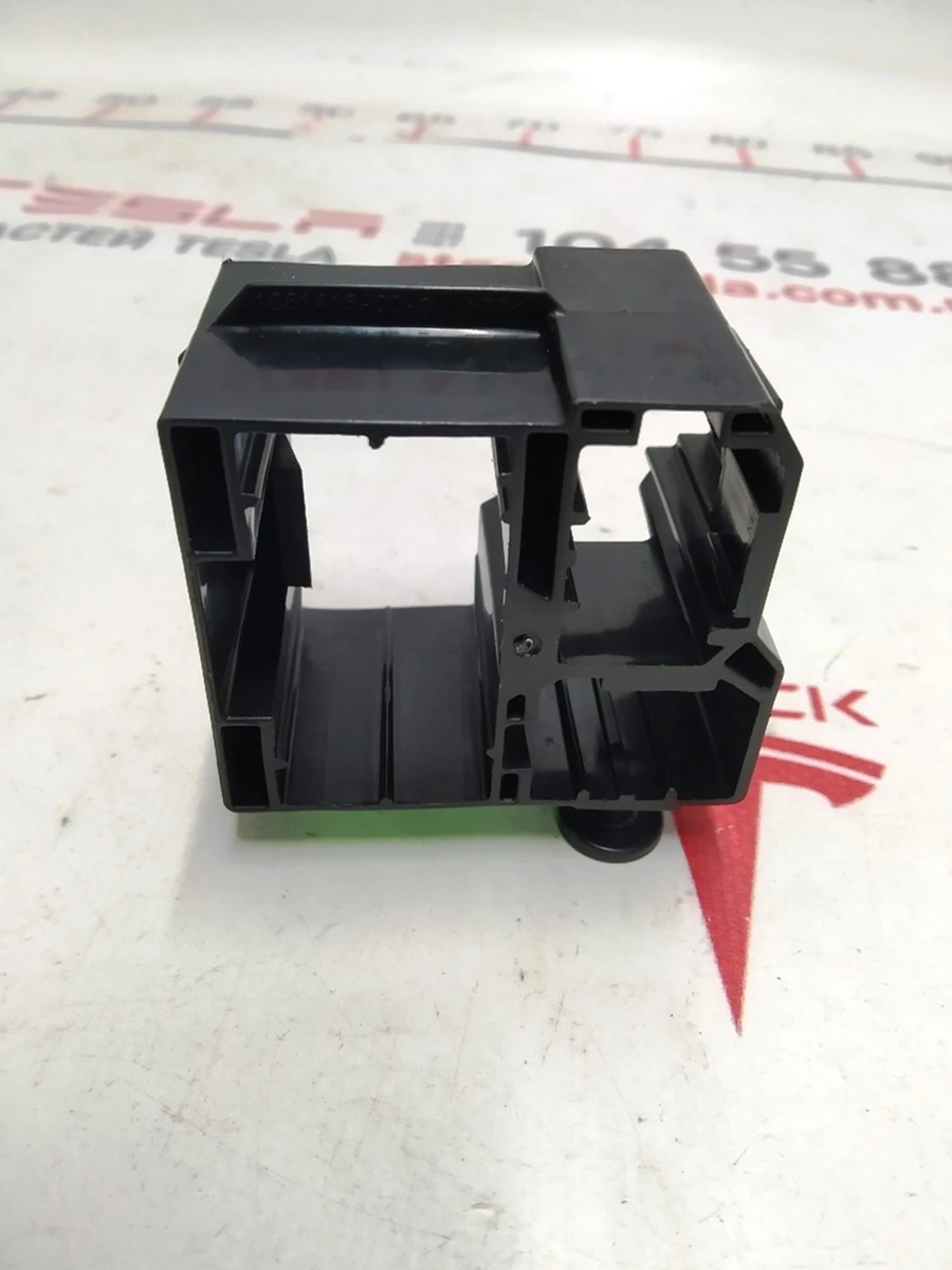 Кронштейн кріплення проводки другого ряду сидінь лівий Tesla model X 1061415-00-B