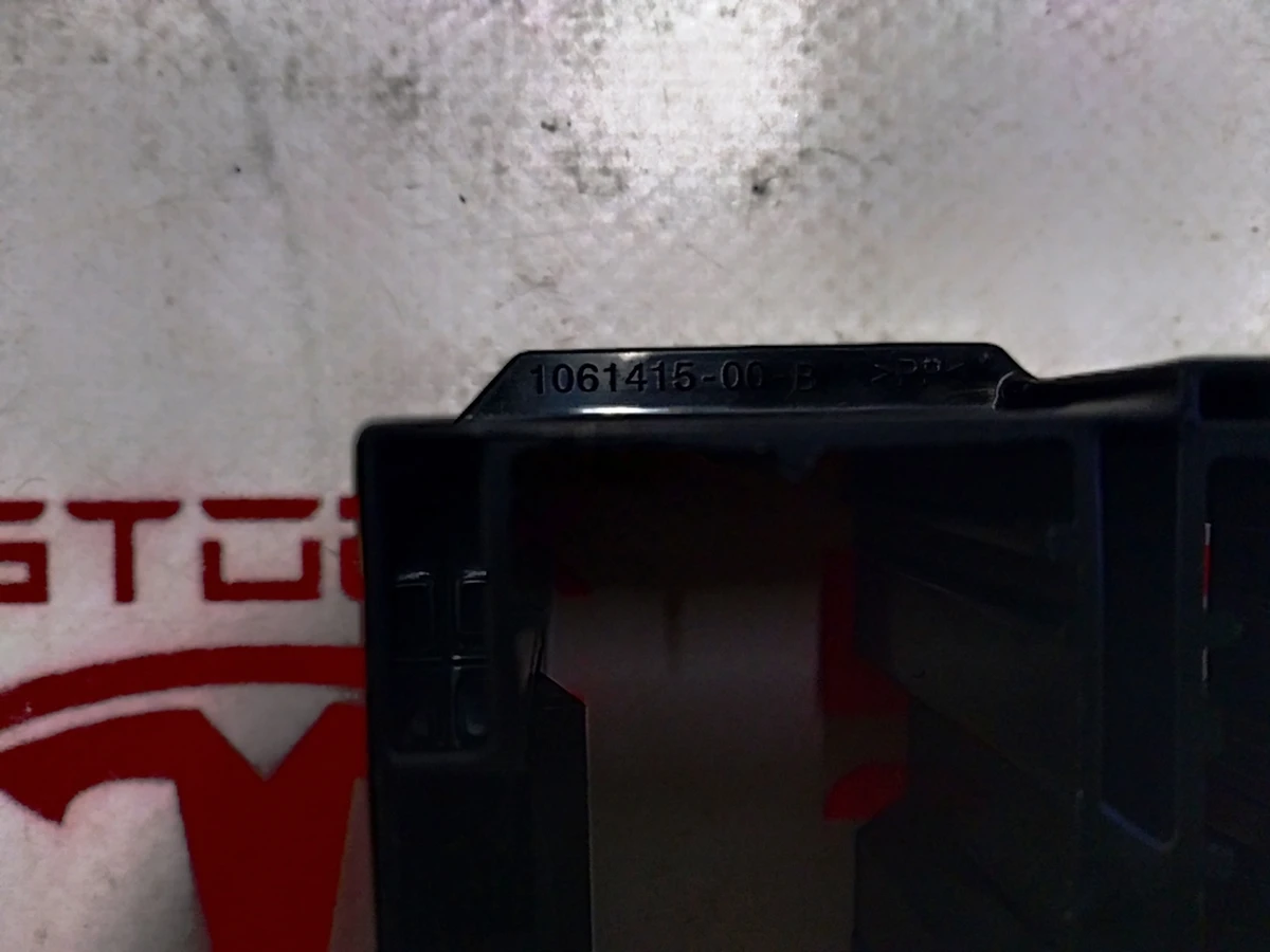 Кронштейн кріплення проводки другого ряду сидінь лівий Tesla model X 1061415-00-B