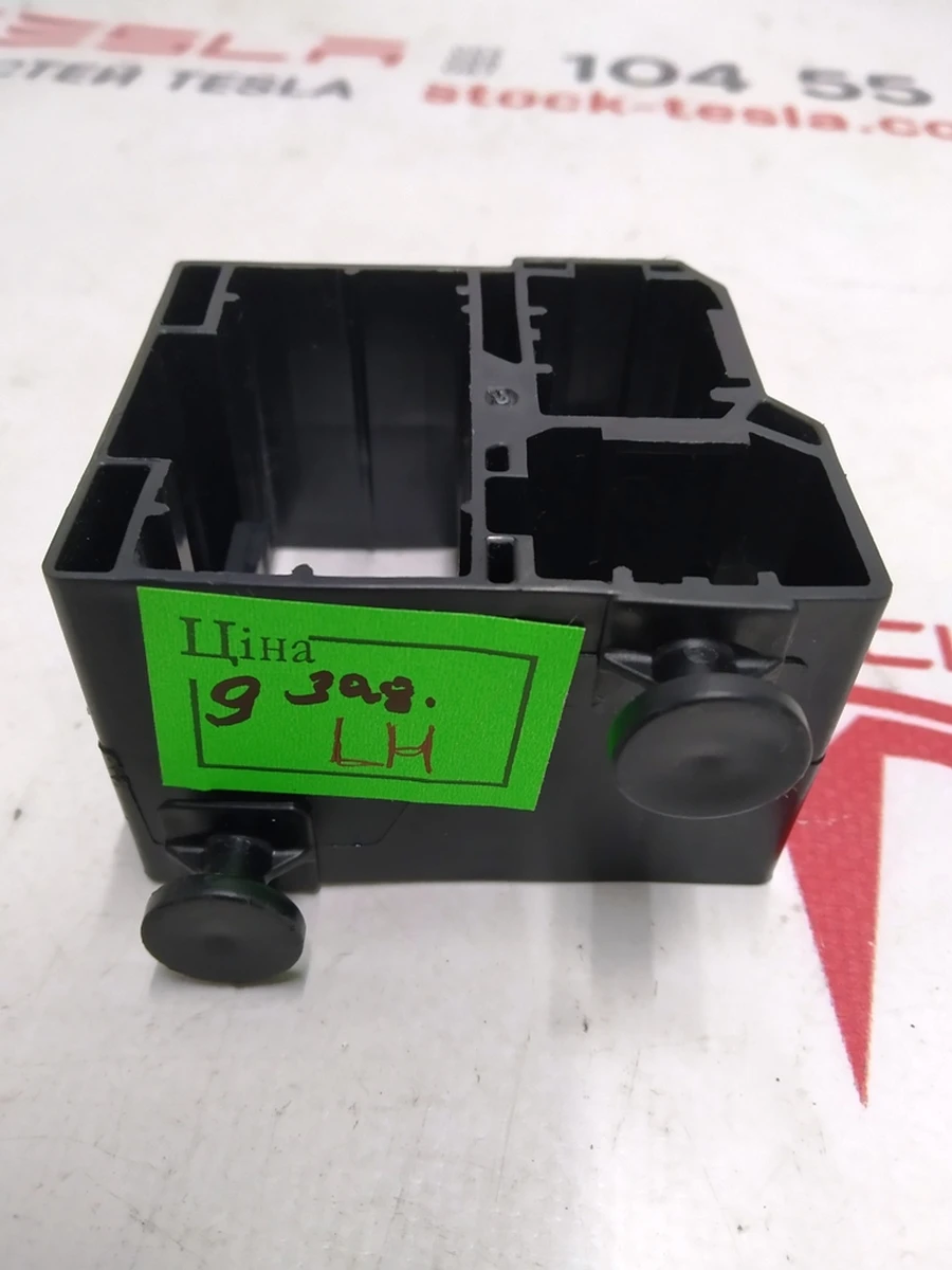 10 Arm of fastening of conducting of the second row of seats left Tesla model X 1061415-00-B