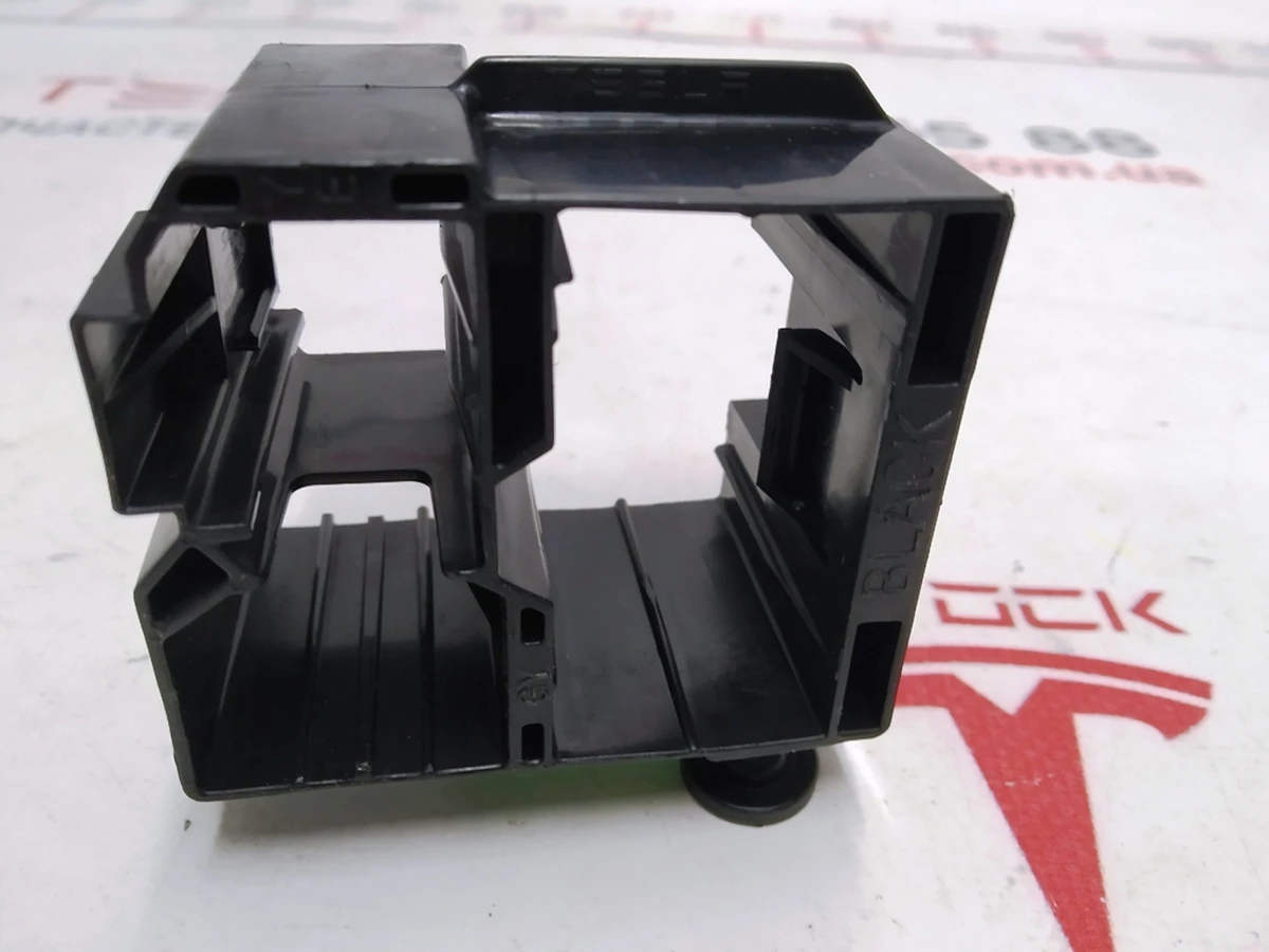 10 Arm of fastening of conducting of the second row of seats left Tesla model X 1061415-00-B