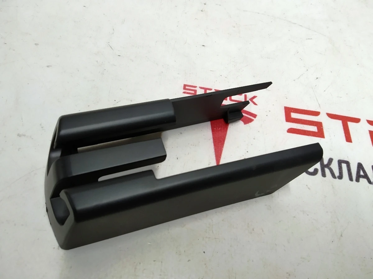 9 Заглушка салазки сиденья передняя левая пассажирская Tesla Model X 1061591-00-D