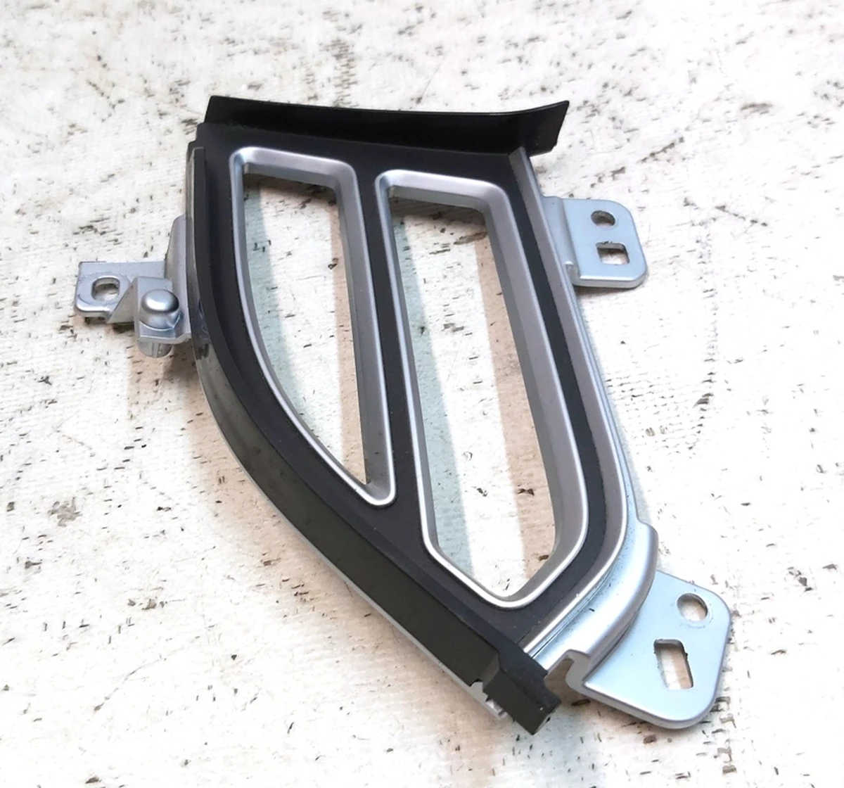 4 Накладка повітроводу центральної панелі хром водійська ліва