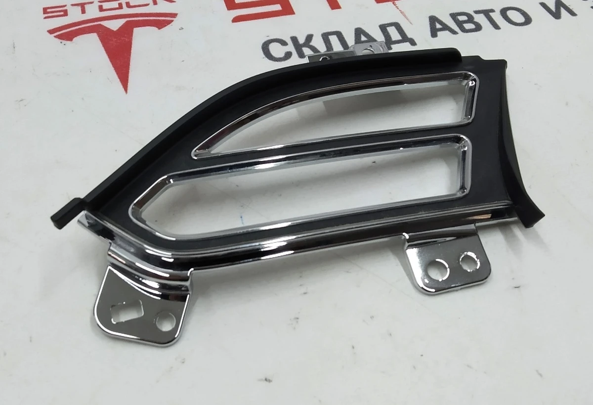 4 Накладка повітроводу центральної панелі хром (дзеркало) (ліворуч водія) Tesla model X S REST 1061731-00-B