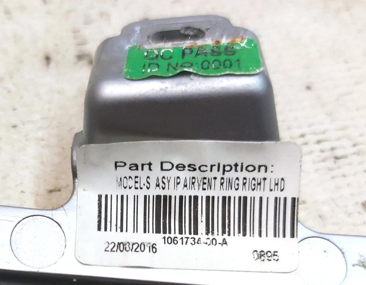 10 Накладка повітроводу центральної панелі хром пасажирська права Tesla model S, model S REST, model X 1061734-00-B