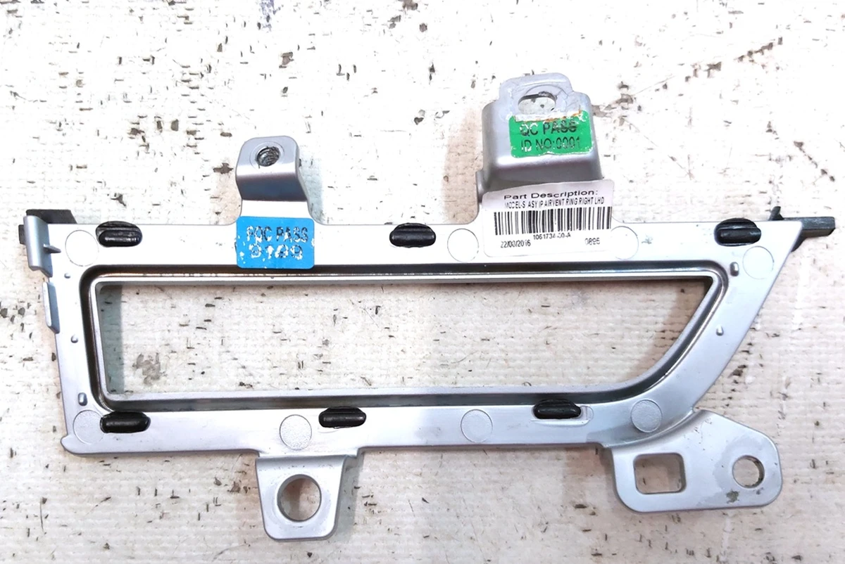 10 Накладка повітроводу центральної панелі хром пасажирська права Tesla model S, model S REST, model X 1061734-00-B