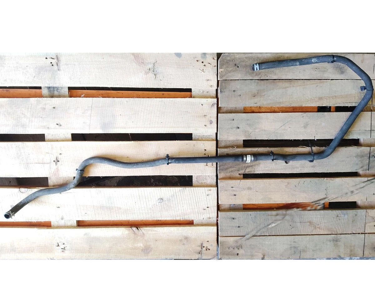 3 Шланг охлаждения мотор задний выход Tesla model X 1061751-00-G 3 Шланг охлаждения мотор задний выход Tesla model X 1061751-00-G