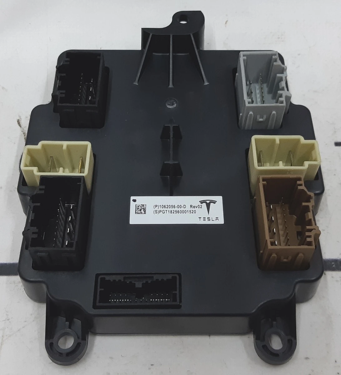 1 Модуль керування дверей задньою лівою/правою Tesla model X 1062056-00-D