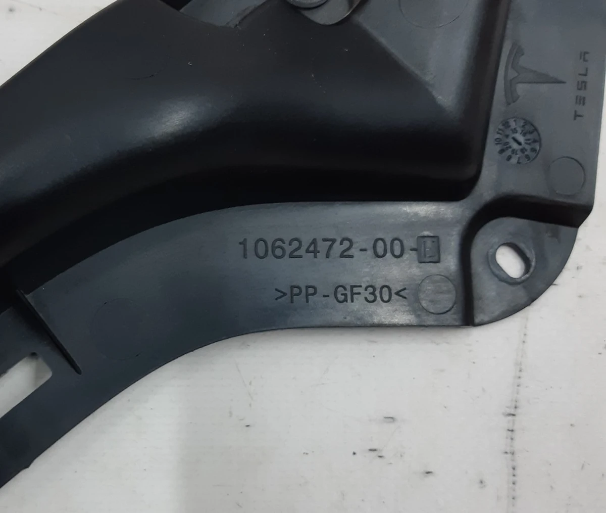 1 Кронштейн накладки V-подібного декоративного переднього гриля хром (пташки) Tesla model S REST 1062472-00-F