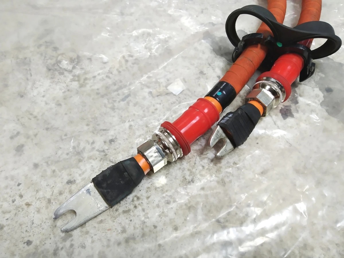 1 Сплиттер с проводами высоковольтными в сборе (с повреждением) Tesla model S REST 1507386-15-B