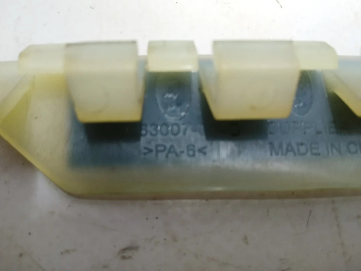 12 Кронштейн накладки панели дворников правой резиновой Tesla model X 1063007-00-C