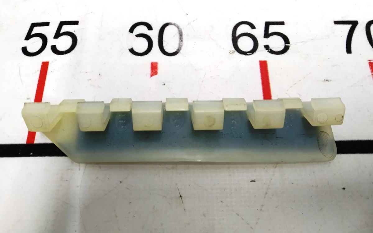 12 Кронштейн накладки панели дворников правой резиновой Tesla model X 1063007-00-C