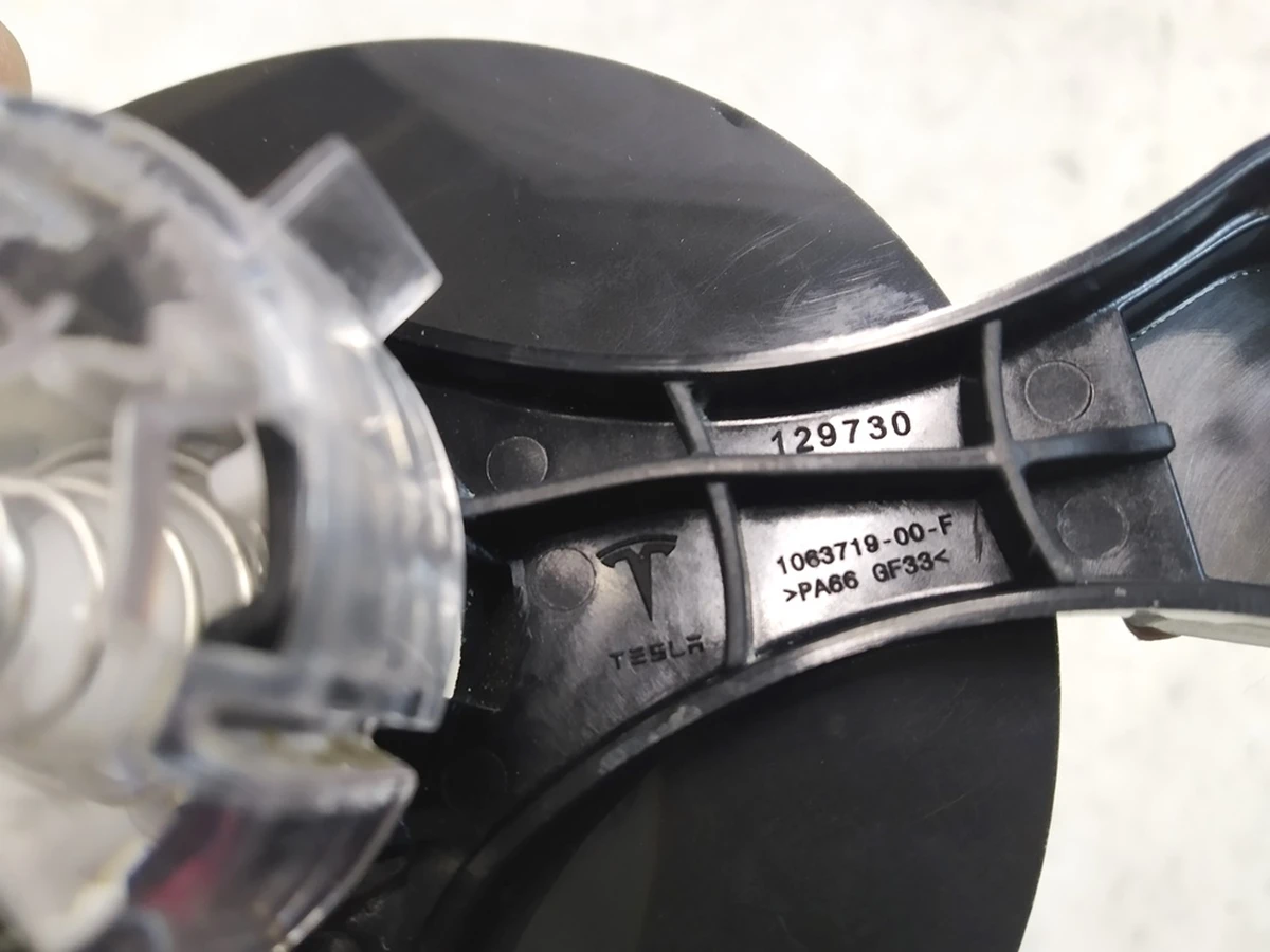 18 Датчик ультразвуковий в зборі праві задні двері Tesla model X 1075448-00-C