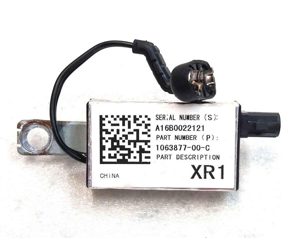 2 Антенна підсилювач XR1 зі слідами окиснення Tesla model X 1063877-00-C