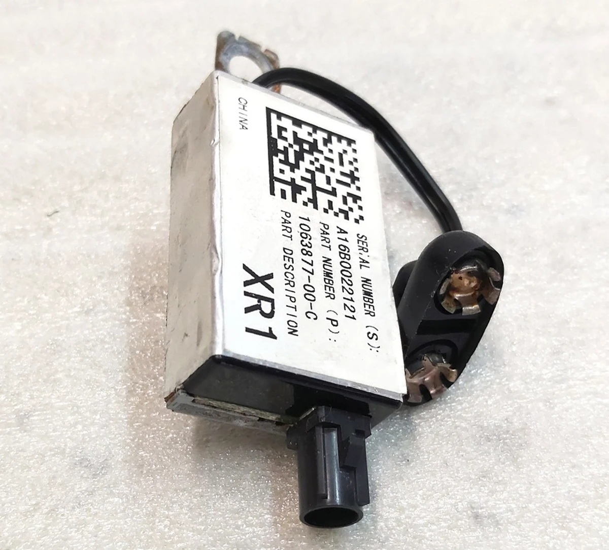 2 Антенна підсилювач XR1 зі слідами окиснення Tesla model X 1063877-00-C