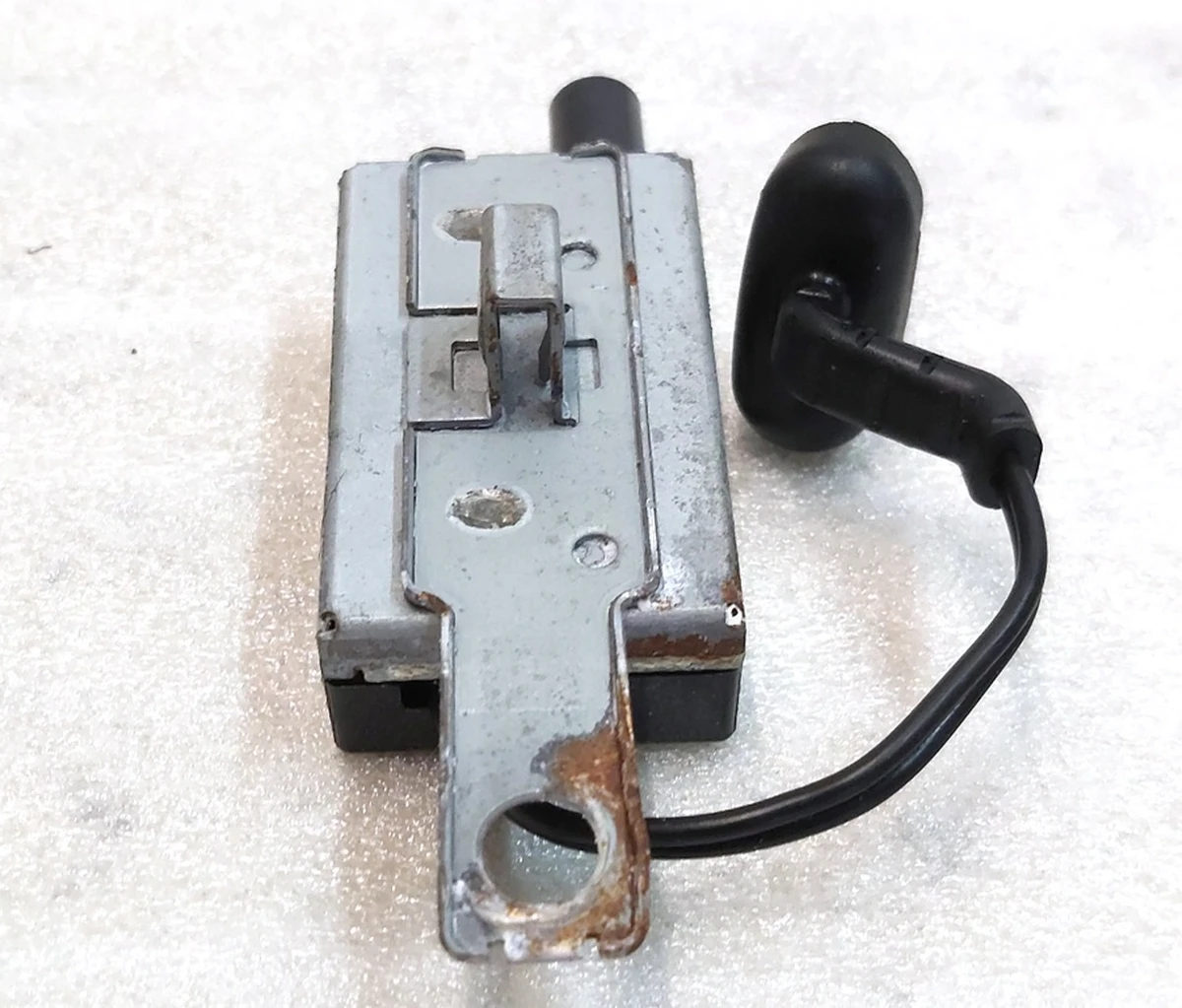 2 Антенна підсилювач XR1 зі слідами окиснення Tesla model X 1063877-00-C