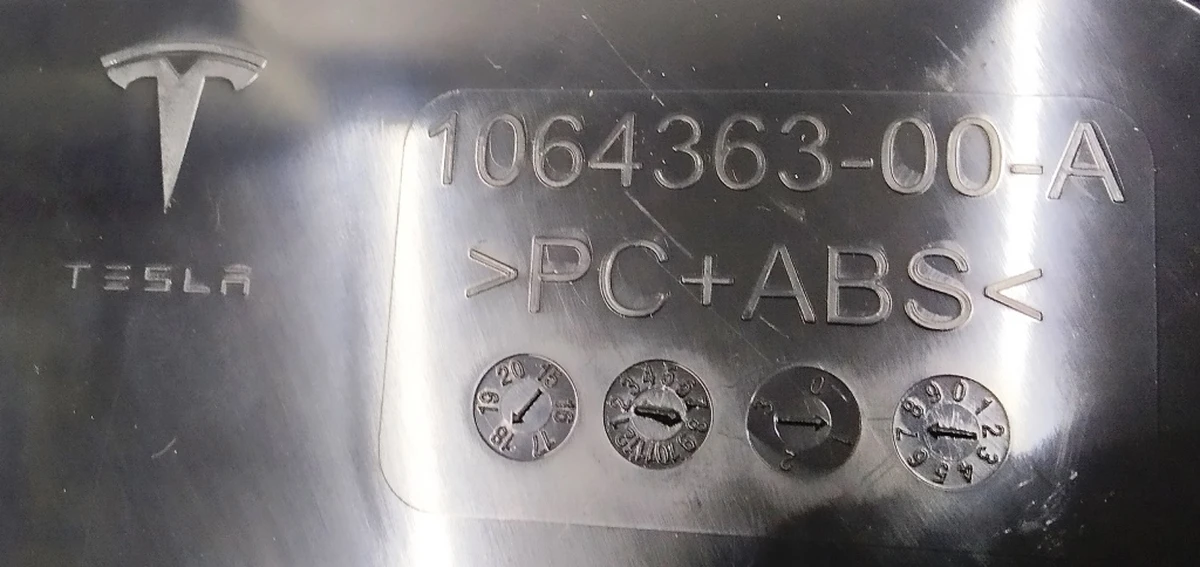 1 Накладка внутренняя двери задней левой (пластик) (с повреждением) Tesla model S REST 1064363-00-A