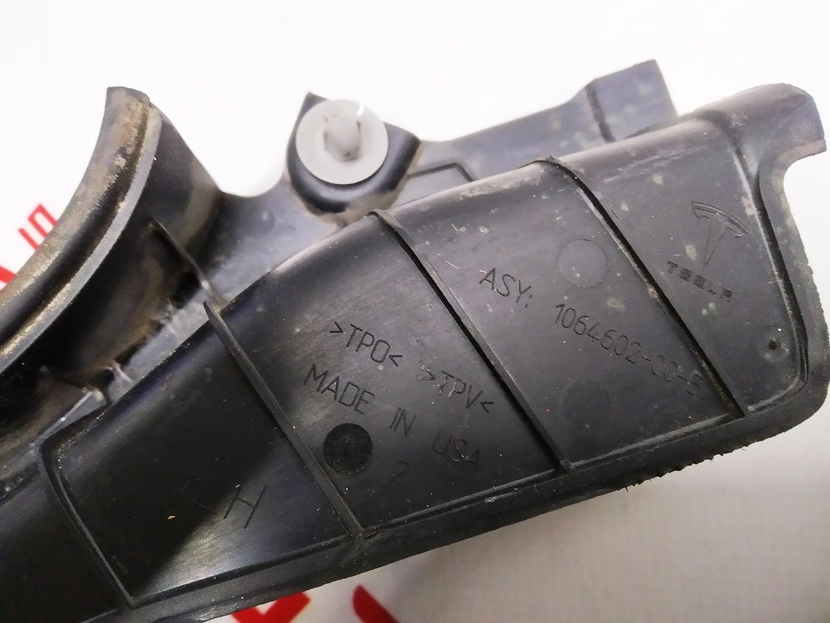 8 Накладка панелі двірників ліва гумова Tesla Model X 1064602-00-C