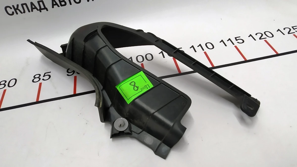 9 Накладка панелі двірників права гумова Tesla Model X 1064603-00-C