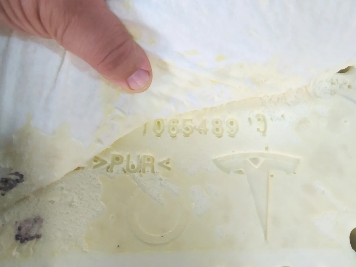 Пенный наполнитель нижней части водительского сиденья с подогревом, вентиляция (окисление) Tesla Model S REST, Model X 1065488-00-С