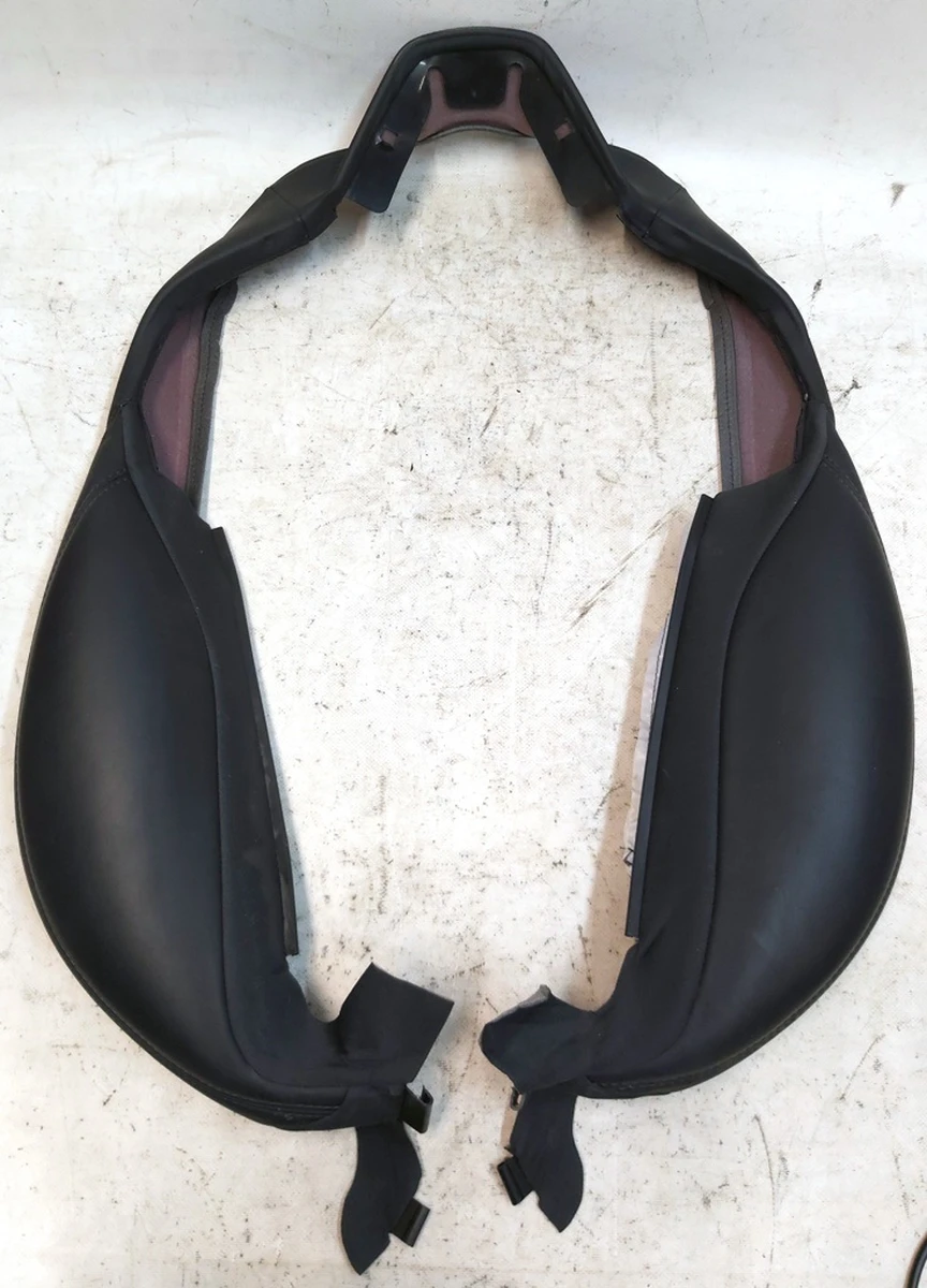 1 Обшивка боковой поддержки и кантика верхней части пассажирского сиденья PUR BLACK Tesla model S REST 1065494-02-D