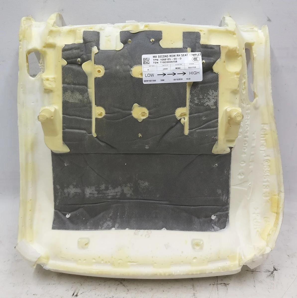 Пінний наповнювач нижньої частини сидіння 2-го ряду правого Tesla model X 1065513D