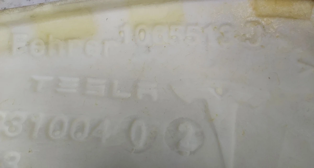 Пінний наповнювач нижньої частини сидіння 2-го ряду правого Tesla model X 1065513D