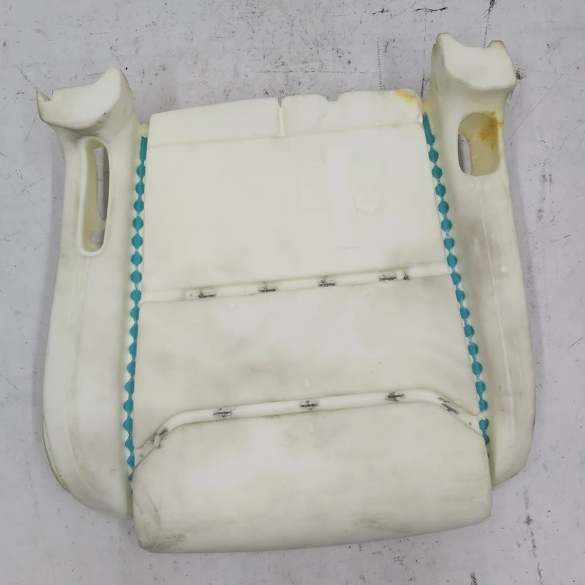 Пінний наповнювач нижньої частини сидіння 2-го ряду правого Tesla model X 1065513D