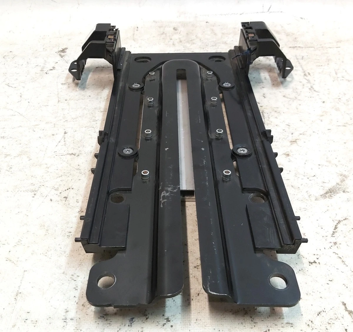 Second row seat slide, single lower part Tesla Model X 1094701-00-A