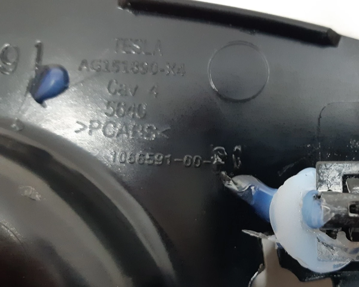 14 Проставка нижньої лівої накладки пасажирського сидіння глянсова Tesla model X 1066591-99-B