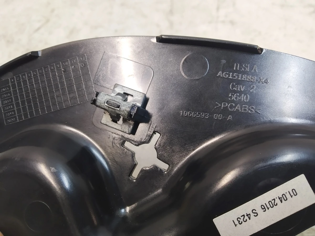 7 Проставка нижней правой накладки водительского сиденья глянцевая (повреждение) Tesla mode S REST, model X AG151888-X5