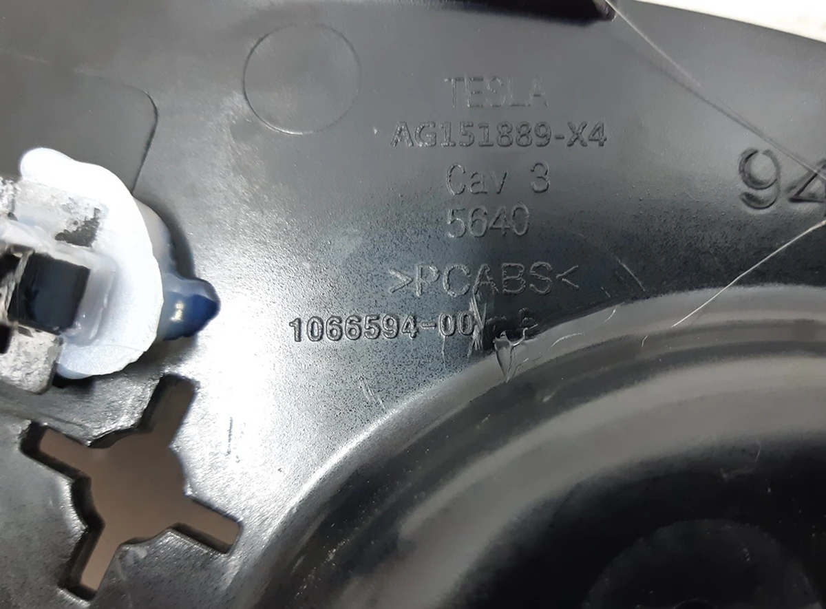 11 Проставка нижней правой накладки пассажирского сиденья глянцевая Tesla Model S REST, Model X AG151889-X4