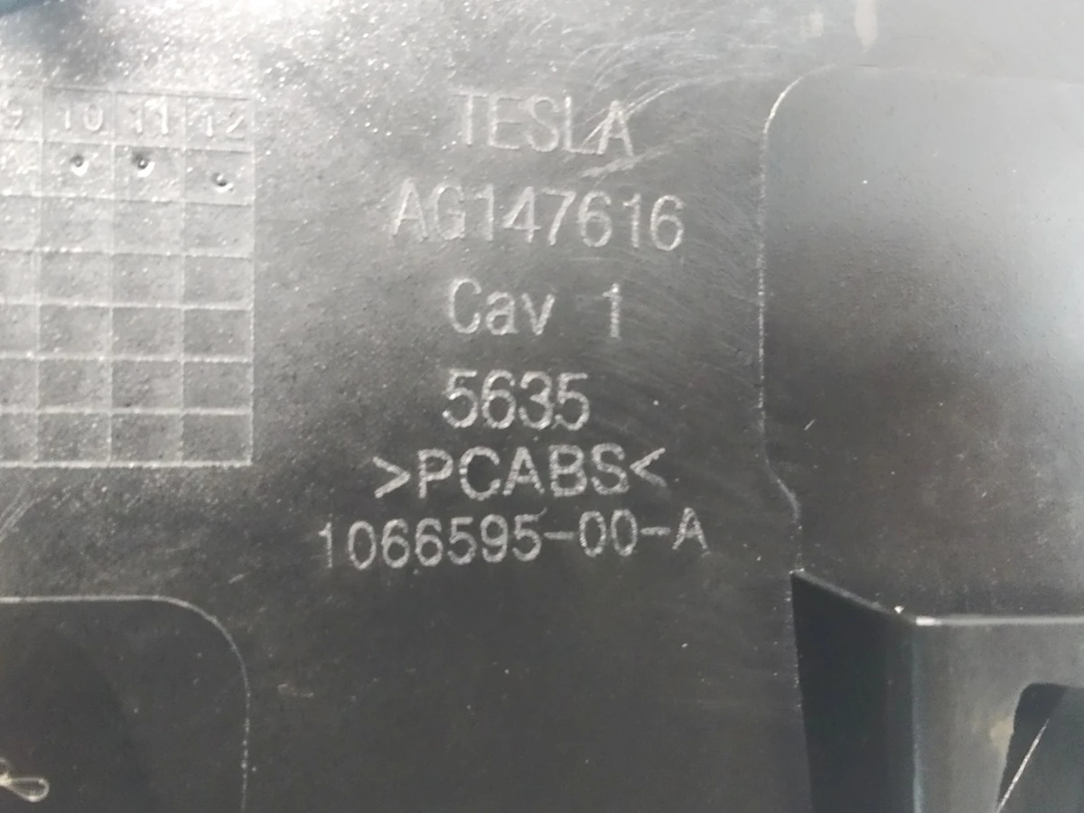 5 Накладка декоративная сиденья водителя нижняя правая глянец (повреждение) Tesla Model S REST, Model X 1066595-00-A