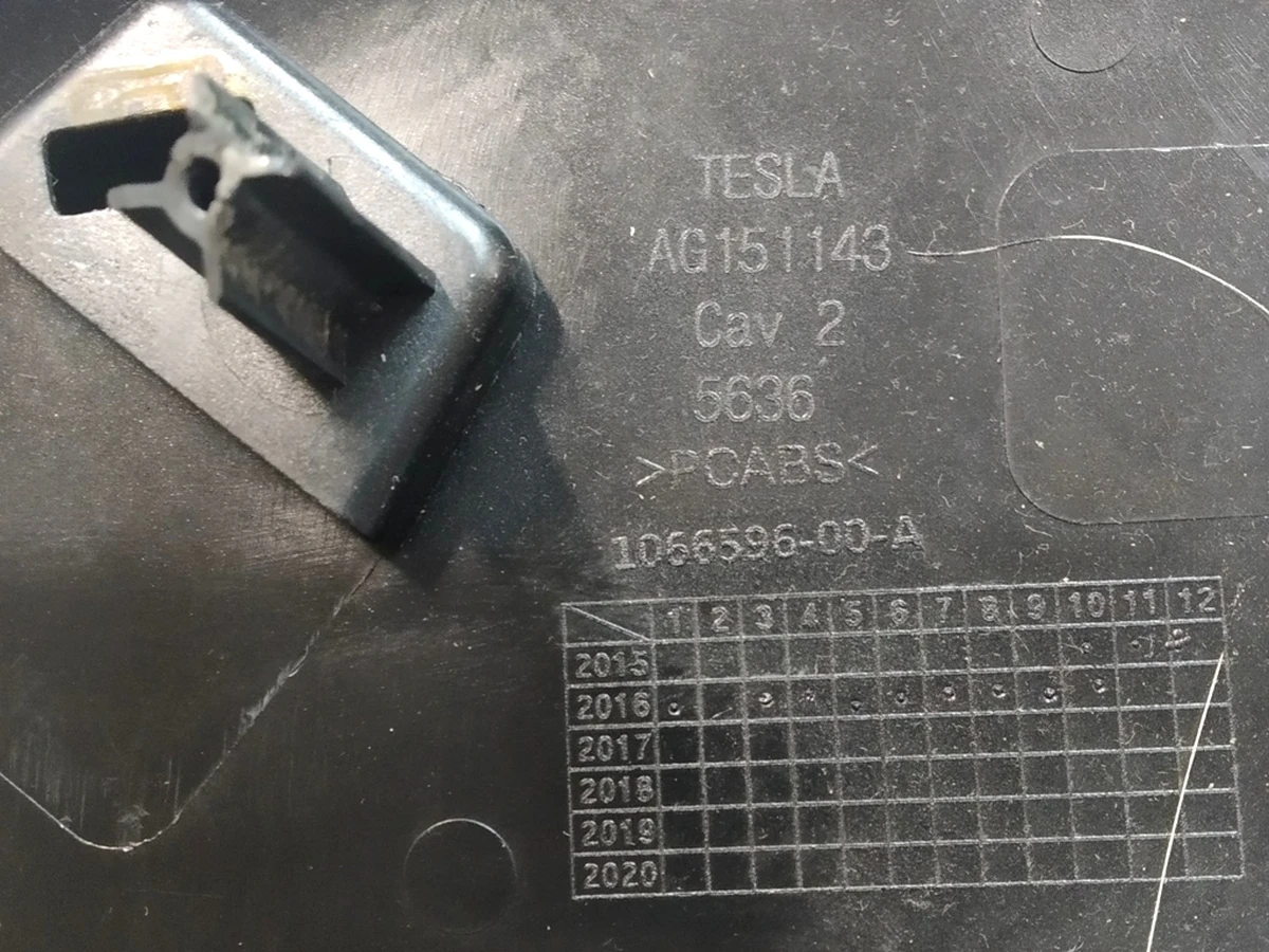 13 Накладка декоративна сидіння пасажира нижня ліва глянцева Б/У Tesla Model S REST, Model X AG151143