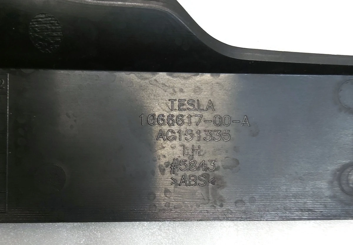 14 Накладка декоративна санок сидіння водія нижня права довга Tesla model X 1066617-00-A