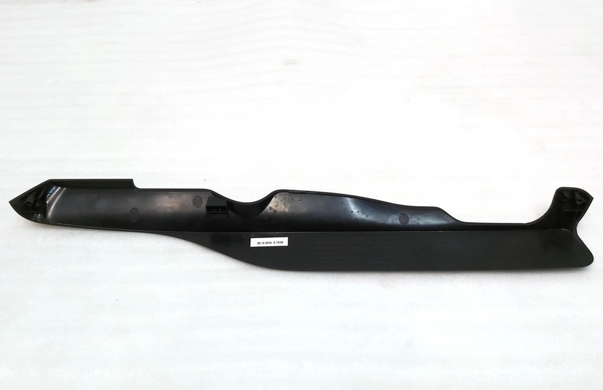 14 Накладка декоративна санок сидіння водія нижня права довга Tesla model X 1066617-00-A