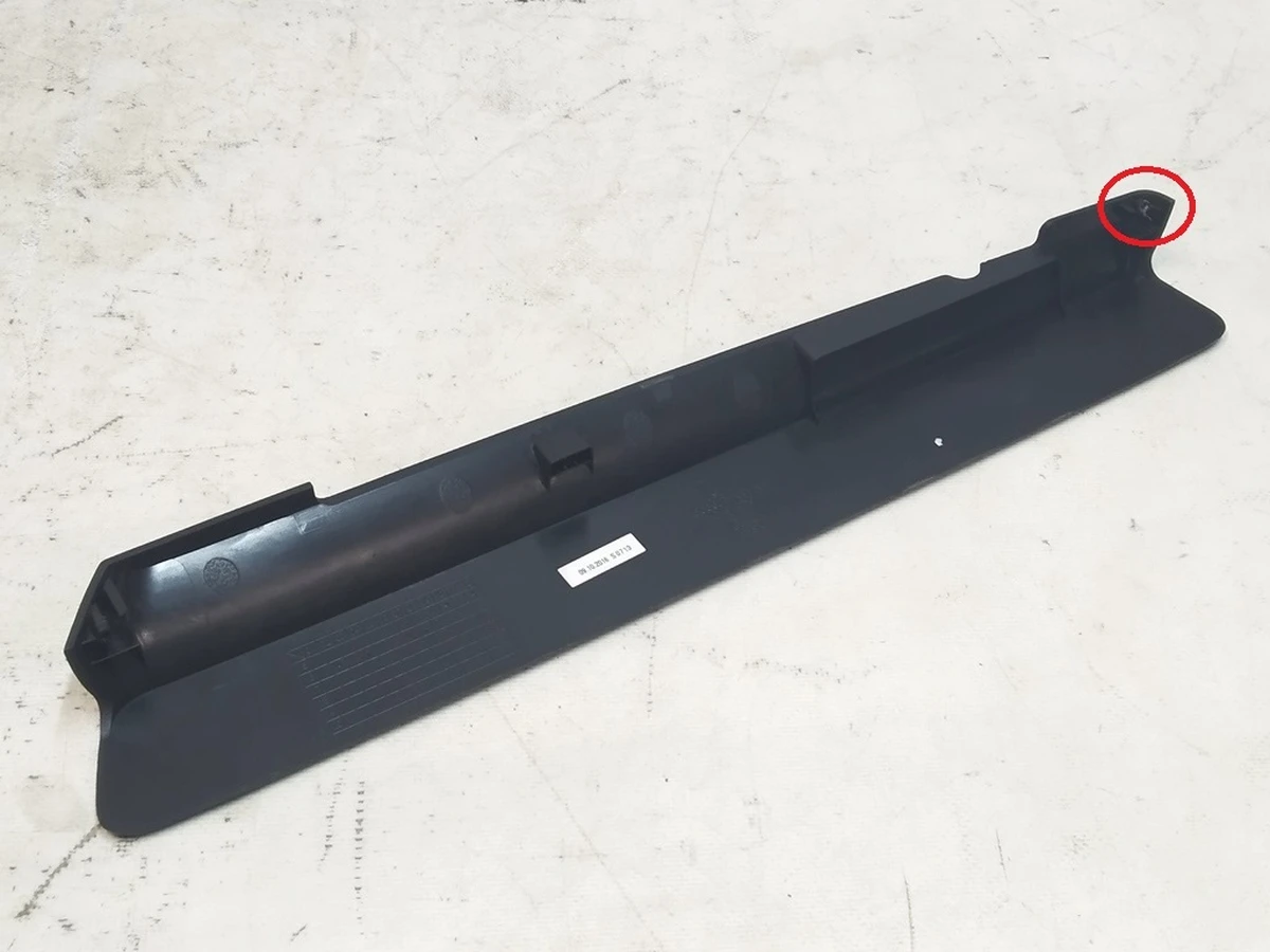 14 Накладка декоративна санок сидіння пасажира нижня права довга з пошкодженням Tesla Model X 1066623-00-A