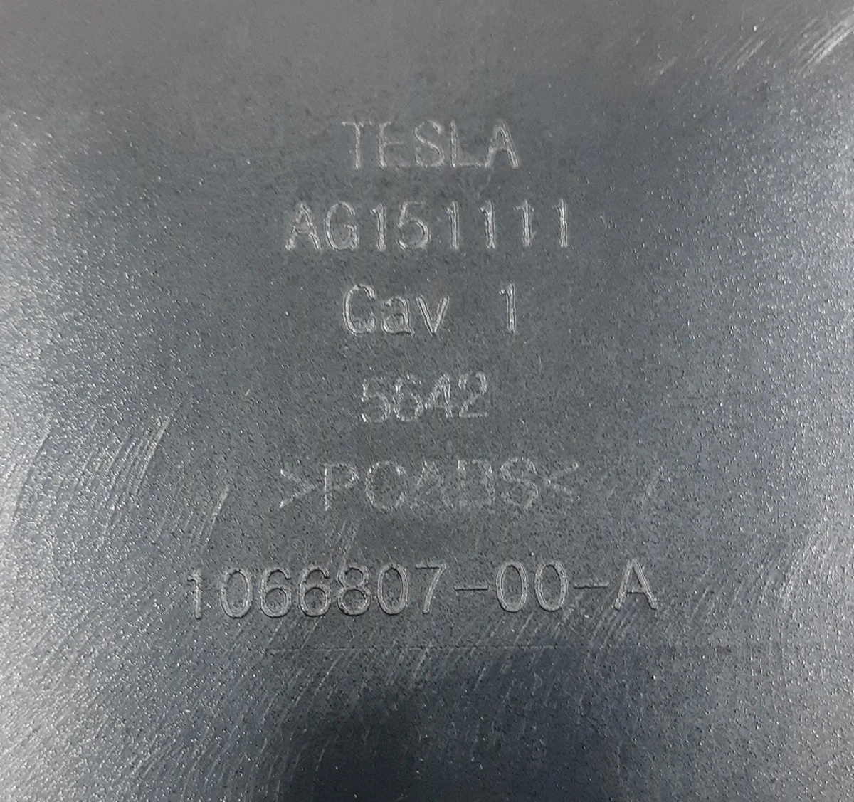 2 Чехол-накладка задняя спинки сиденья 2-го ряда левая глянцевая Tesla Model X 1066807-00-B