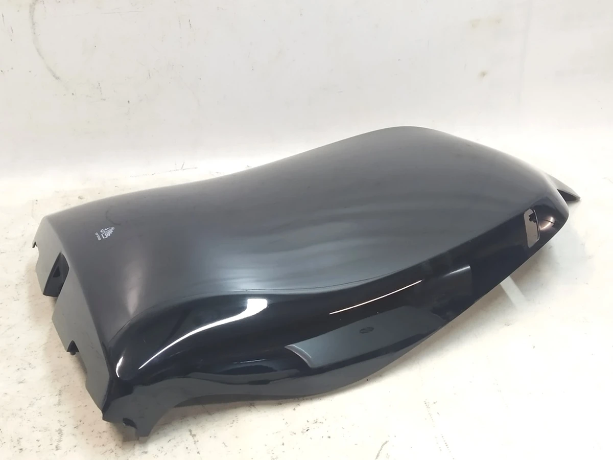 11 Чохол-накладка задня спинки сидіння 2-го ряду права глянцева Б/У Tesla Model X 1066809-00-B