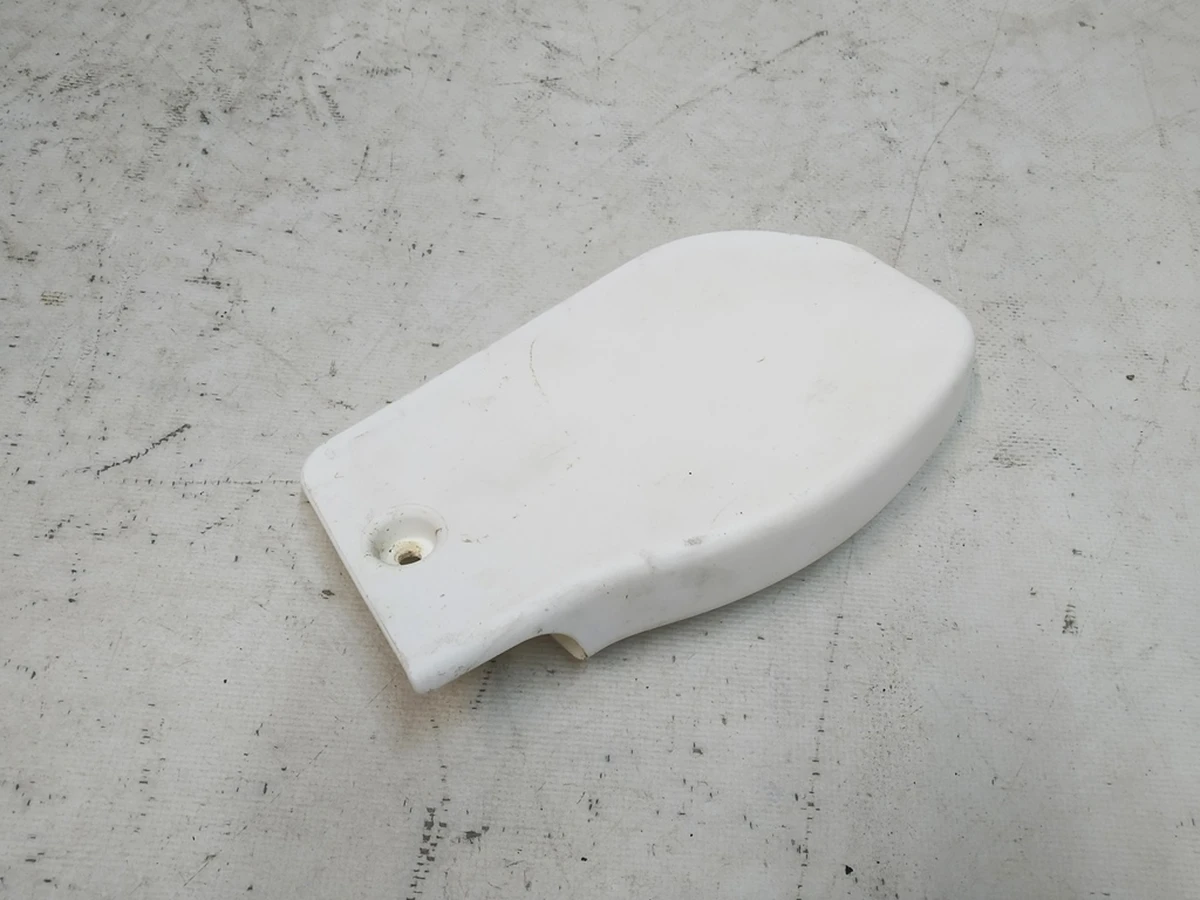 8 Накладка відкидання 3-го ряду сидінь біла (white) права вживанаTesla Model X 1066892-01-C