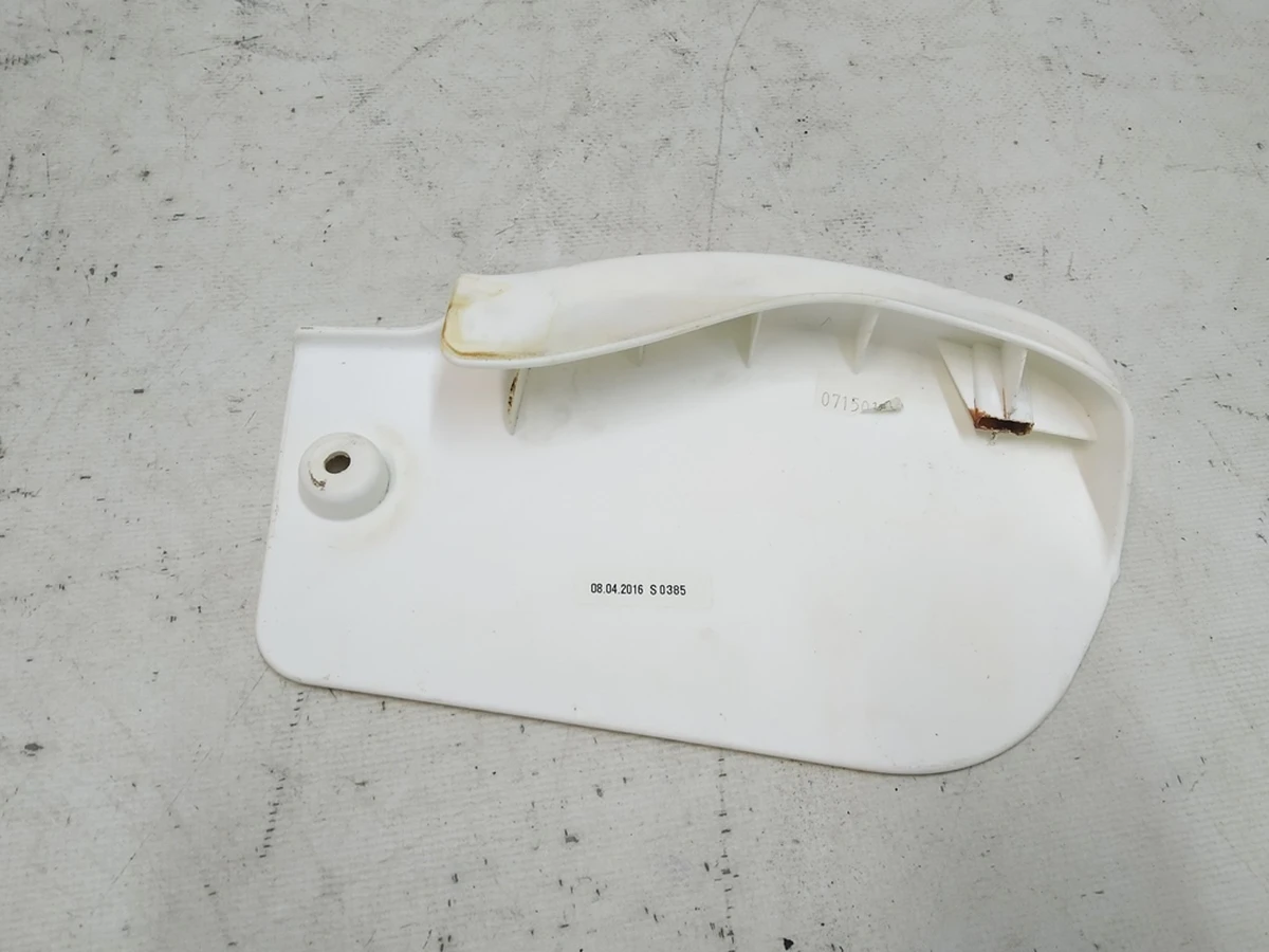 8 Накладка відкидання 3-го ряду сидінь біла (white) права вживанаTesla Model X 1066892-01-C