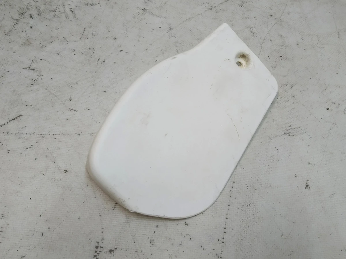 8 3RD row recliner cover - RH - WHITE secondhand Tesla Model X 1066892-01-C
