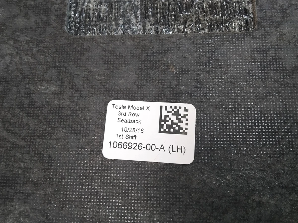 14 Чехол-накладка задняя спинки сиденья 3-го ряда левая (повреждение) Tesla Model X 1066926-00-A