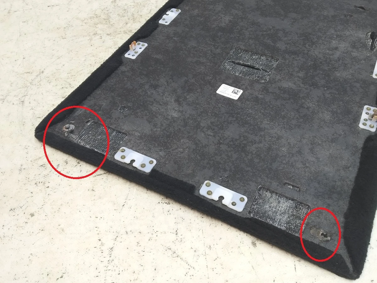 14 Чехол-накладка задняя спинки сиденья 3-го ряда левая (повреждение) Tesla Model X 1066926-00-A