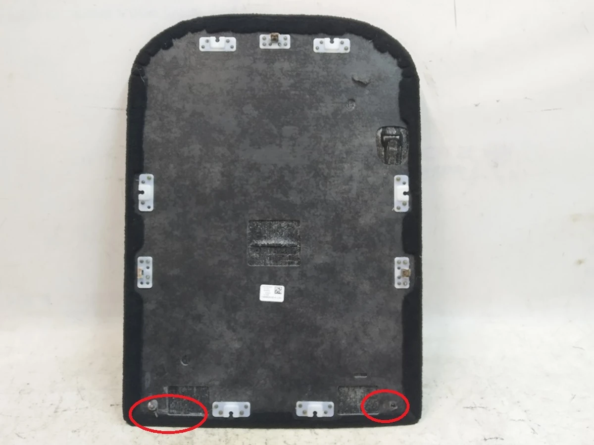 14 Чехол-накладка задняя спинки сиденья 3-го ряда левая (повреждение) Tesla Model X 1066926-00-A