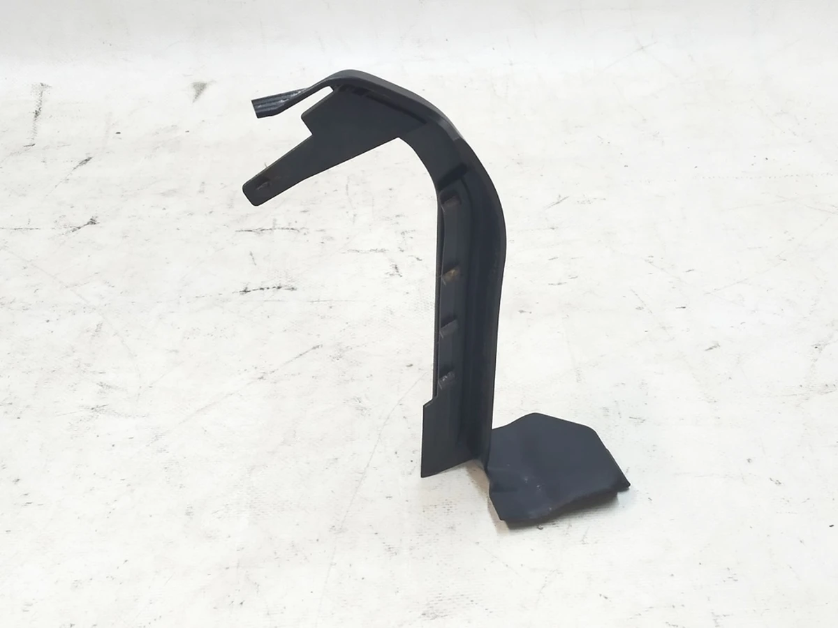 17 Seat bracket cover kelp RH Tesla Model X 1066956-99-A