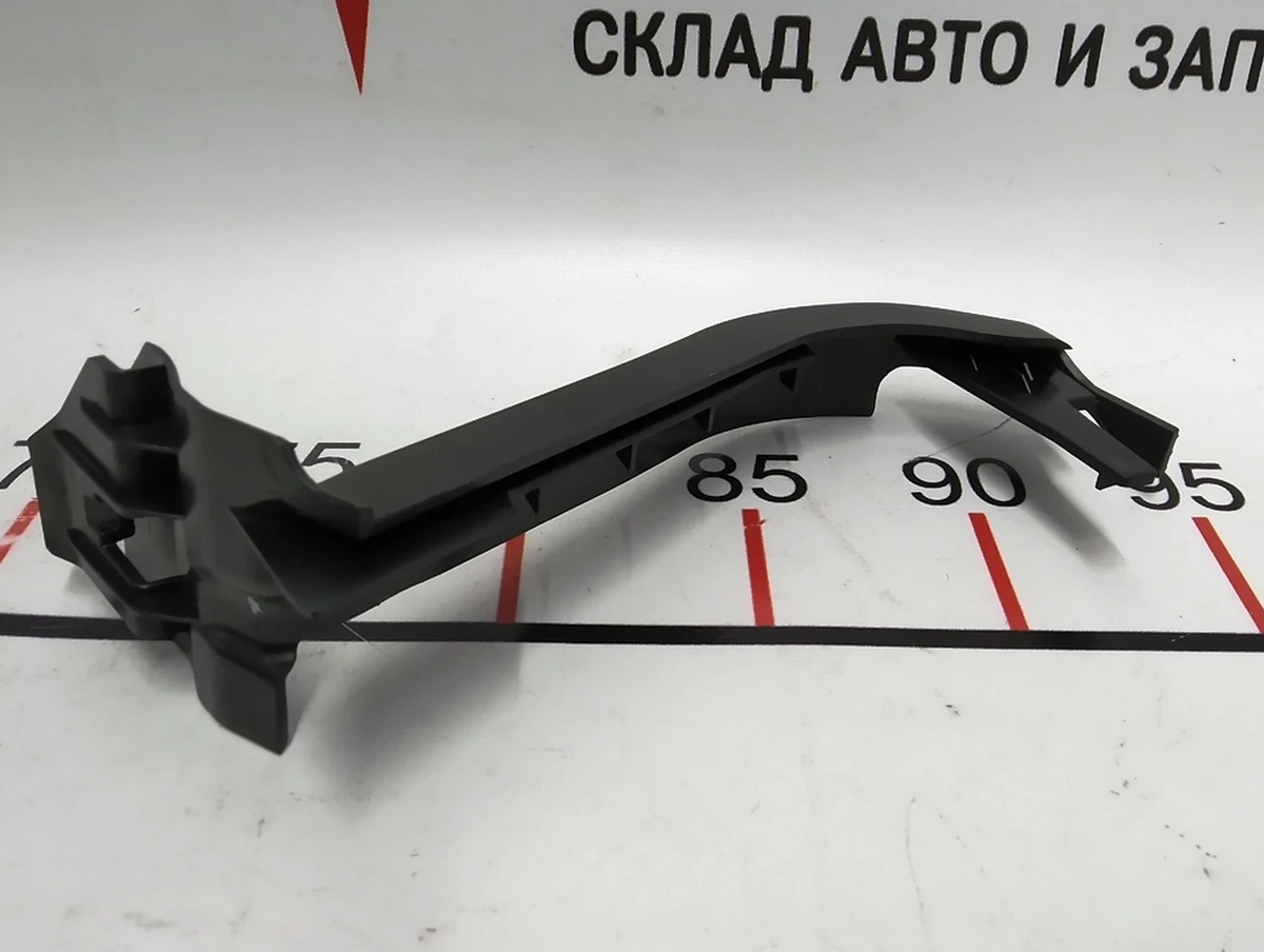 18 Кронштейн коврового покрытия заднего багажника правый Tesla model X 1066956-00-D