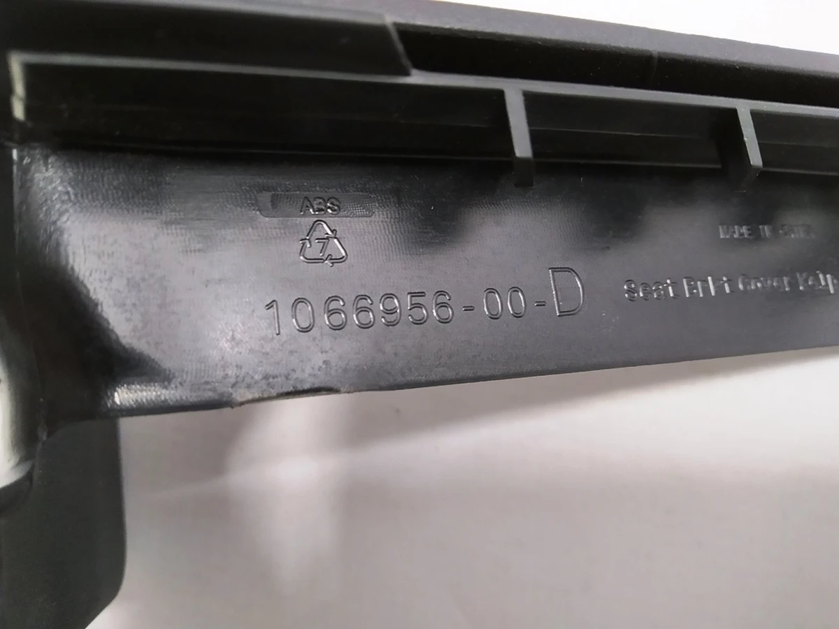 18 Кронштейн коврового покрытия заднего багажника правый Tesla model X 1066956-00-D