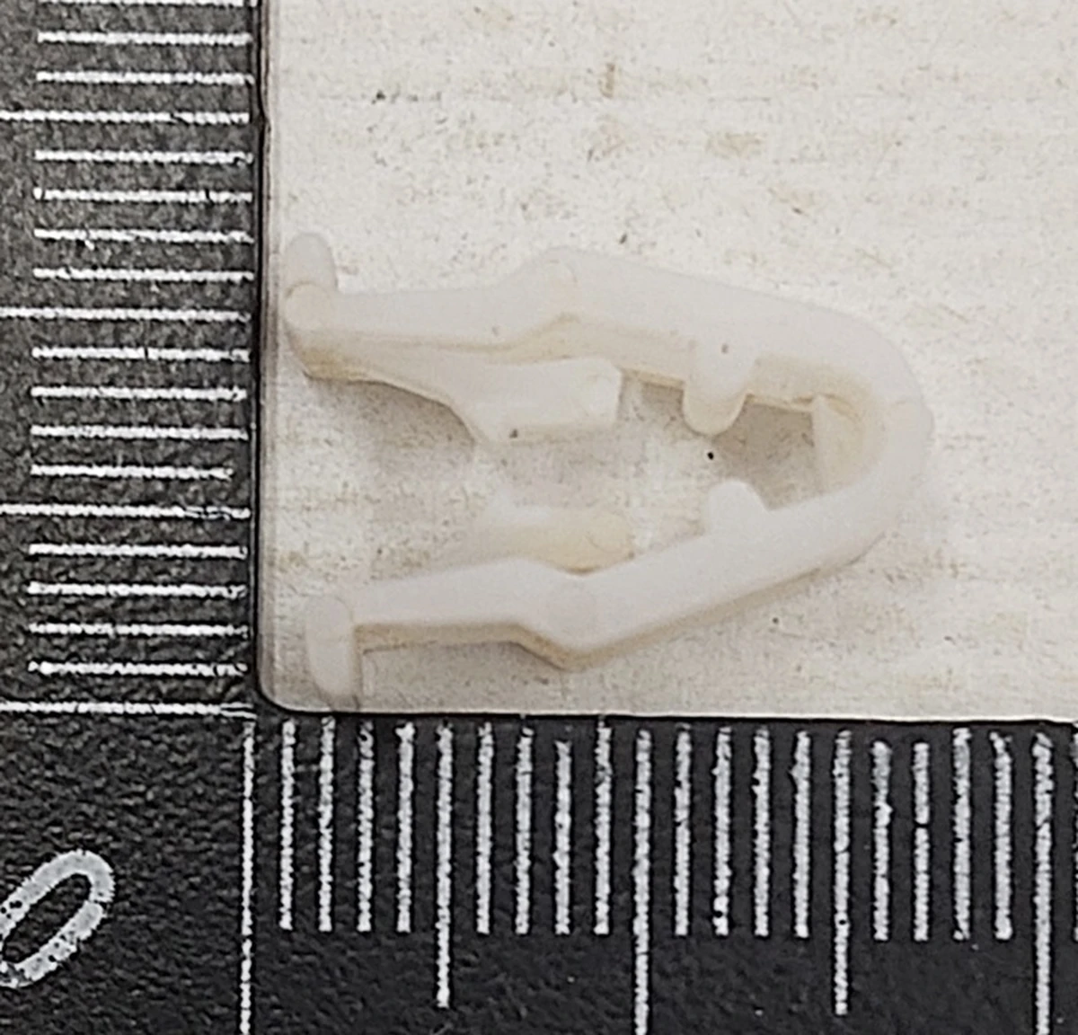 22 Кліпса пластикова накладки декоративної основи сидінь 1-го ряду Tesla Model S REST, Model X, Model 3, Model Y 1067403-00-A