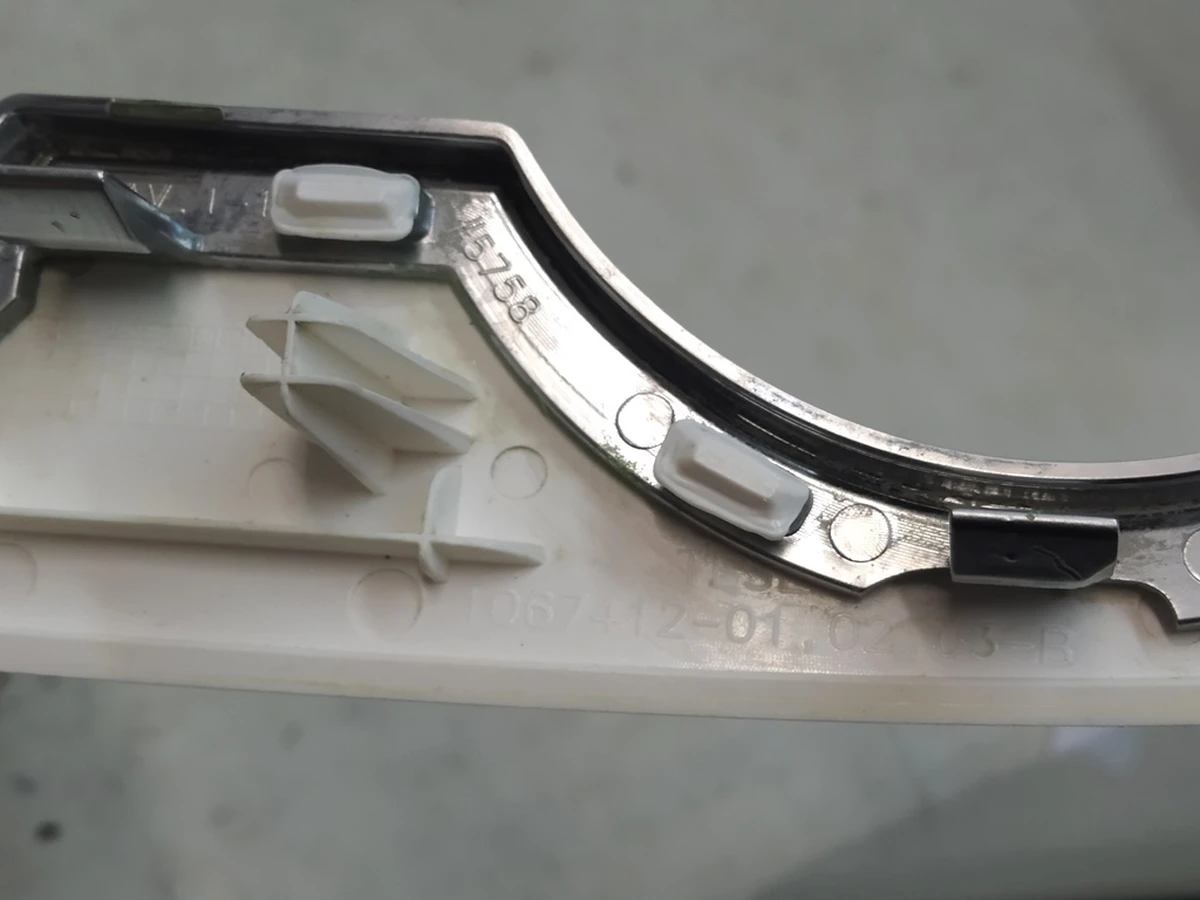 1 Assembly fascia center console cholder 3r mdlx, white Tesla Model X 1092645-01-A