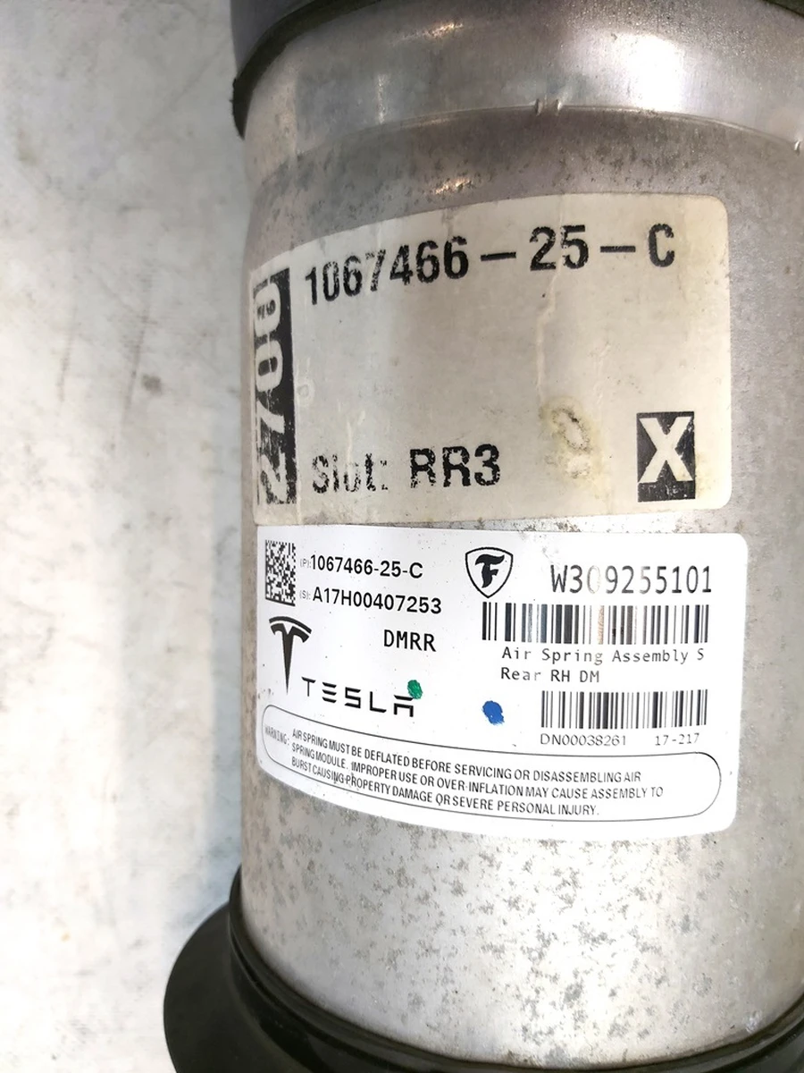 1 Модуль пневмо задний правый AWD с повреждённым сайлентблоком и пыльником Tesla model S REST 1067466-25-C